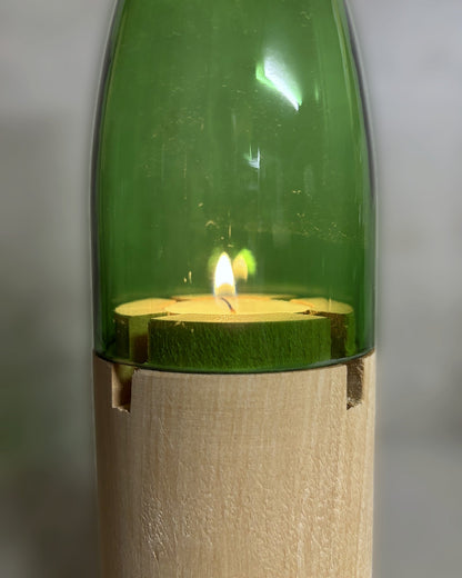 Weinflaschen-Windlicht mit brennendem Teelicht, Glasfarbe Grün